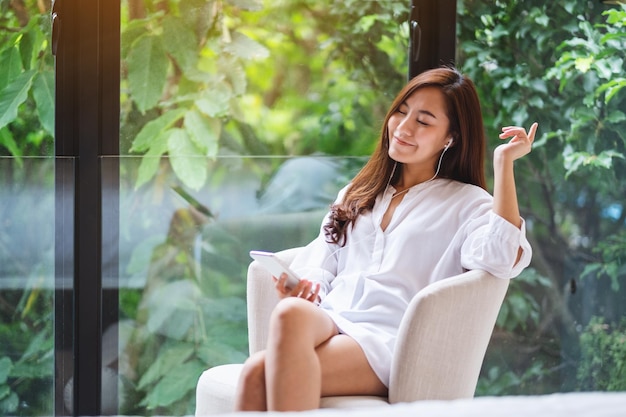 Foto retrato de una joven sonriente sentada al aire libre