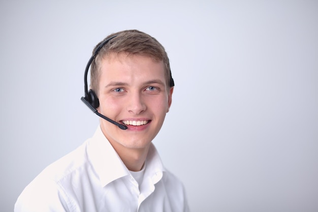 retrato, de, joven, sonriente, sentado, en, gris, plano de fondo