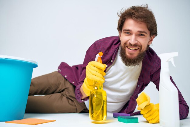 Foto retrato de un joven sonriente sentado en la mesa