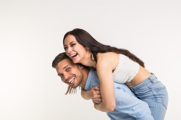 Foto retrato de una joven sonriente sobre un fondo blanco