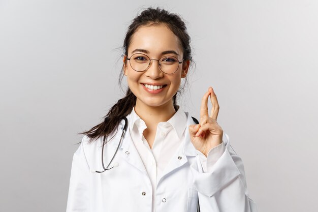 Foto retrato de una joven sonriente sobre un fondo blanco