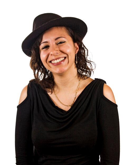 Foto retrato de una joven sonriente con sombrero contra un fondo blanco