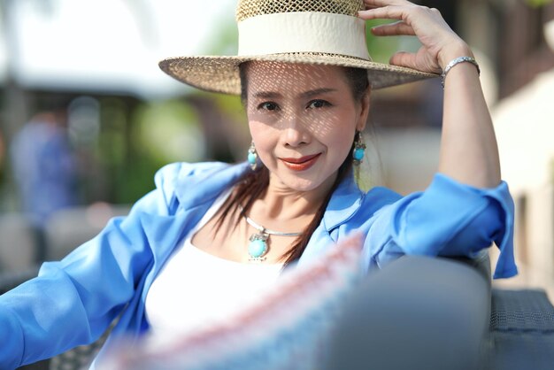 Retrato de una joven sonriente con sombrero