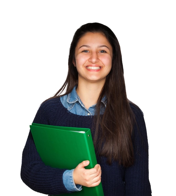 Retrato de una joven sonriente sosteniendo un archivo contra un fondo blanco