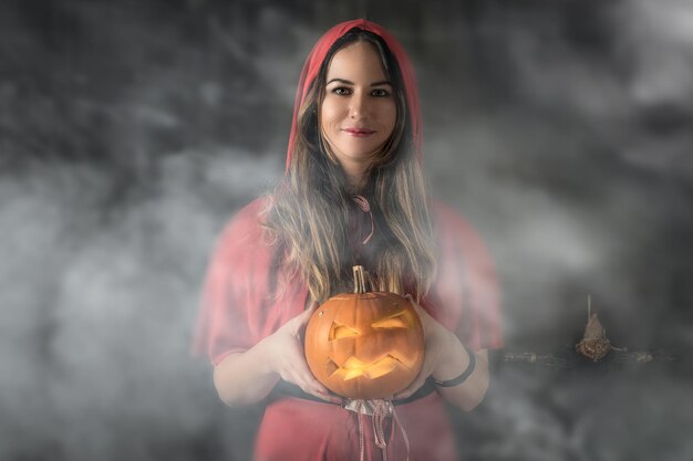 Foto retrato de una joven sonriente sosteniendo una bebida