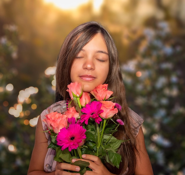 Retrato de una joven sonriente sosteniendo flores