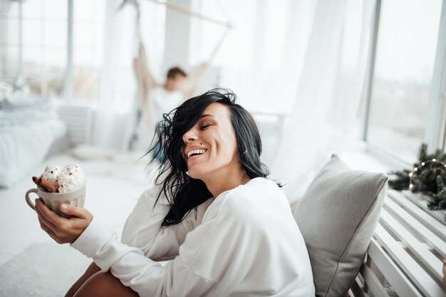 Foto retrato de una joven sonriente sosteniendo un helado