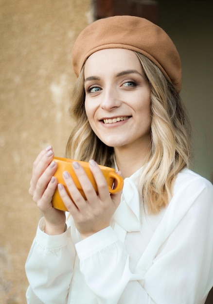 Foto retrato de una joven sonriente sosteniendo un helado