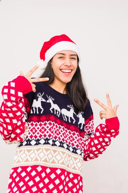 Foto retrato de una joven sonriente sosteniendo un regalo contra un fondo blanco