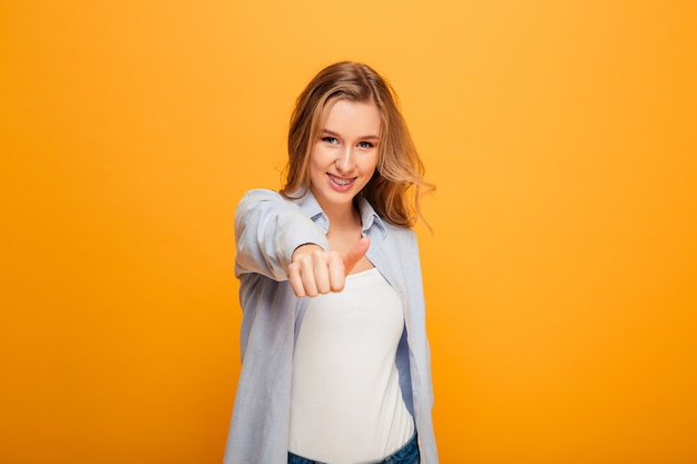 Retrato de una joven sonriente con tirantes