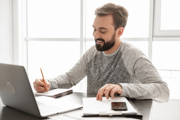 Retrato de un joven sonriente trabajando