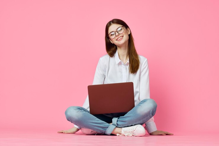 Foto retrato de una joven sonriente usando un teléfono inteligente
