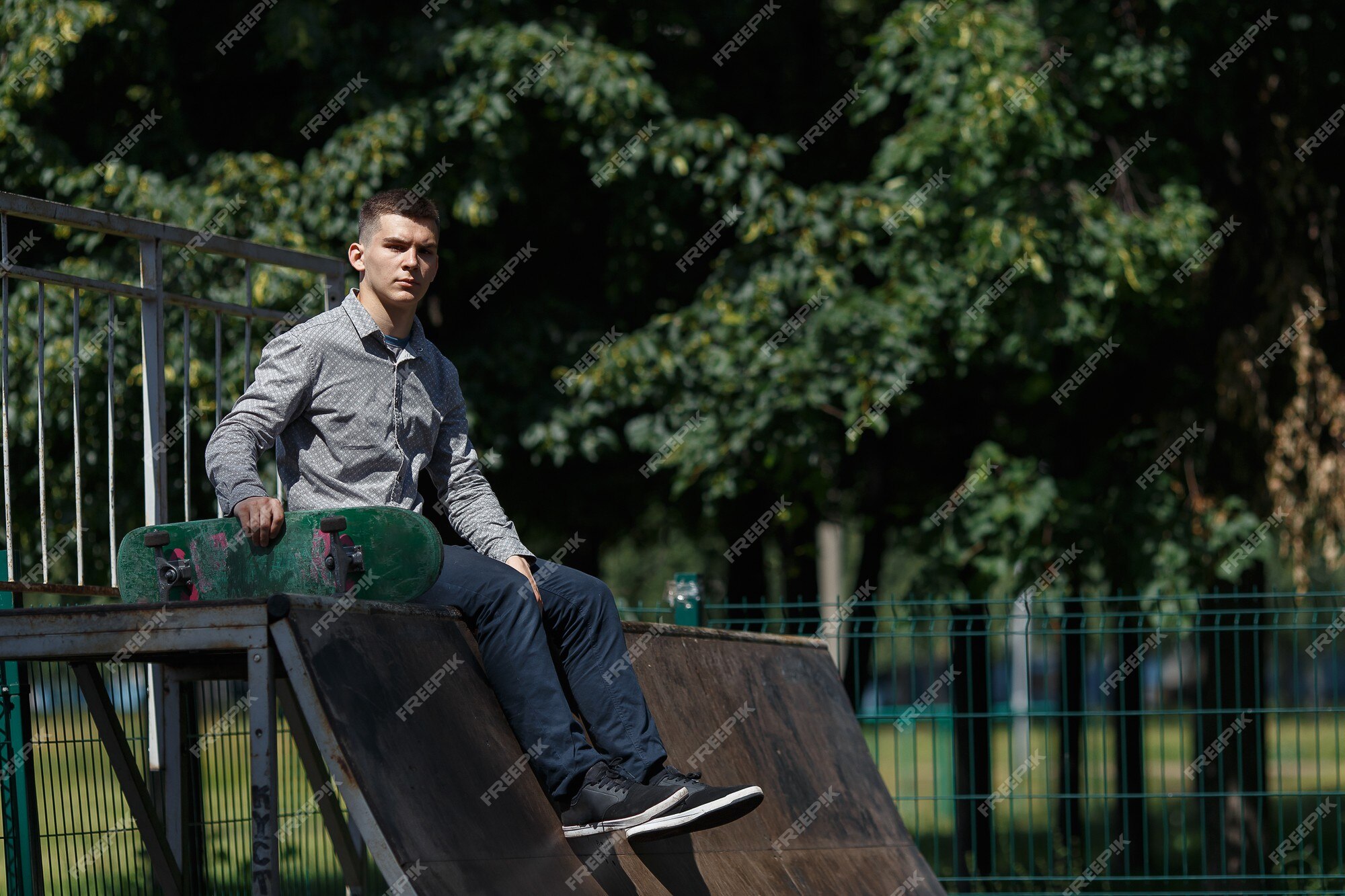 Zapatillas De Deporte Mujer Joven Viajero Sentarse En El Parque De