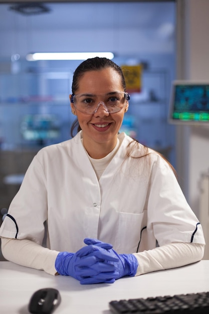 Foto retrato de una joven sonriente