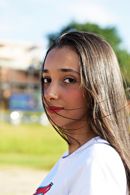 Foto retrato de una joven sonriente