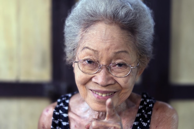 Foto retrato de una joven sonriente