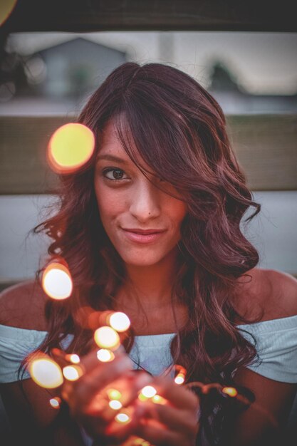 Foto retrato de una joven sonriente