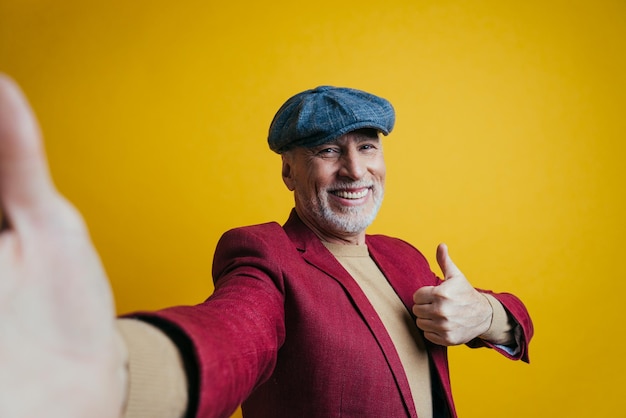 Foto retrato de un joven sonriente