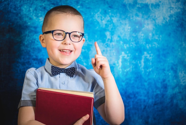 Foto retrato de un joven sonriente