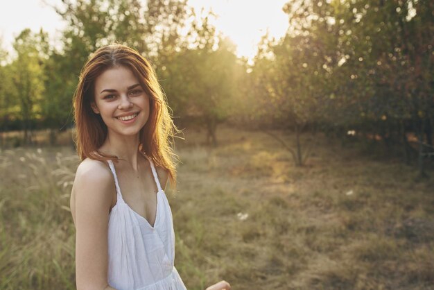 Foto retrato de una joven sonriente