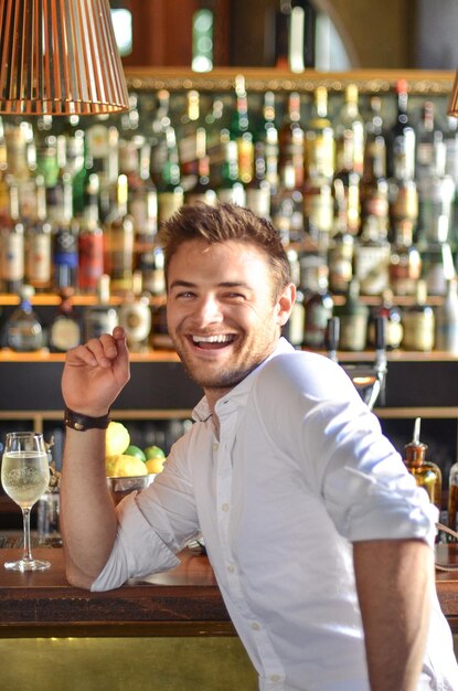 Retrato de un joven sonriente