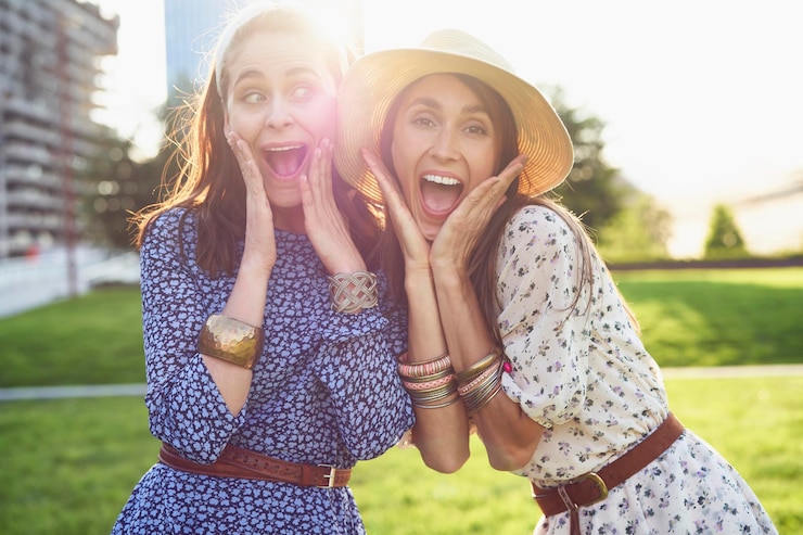 Foto retrato de una joven sonriente