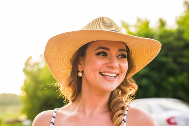 Foto retrato de una joven sonriente