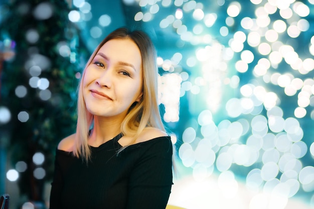 Foto retrato de una joven sonriente