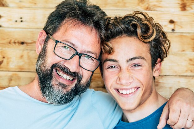 Foto retrato de un joven sonriente