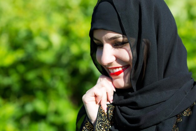 Foto retrato de una joven sonriente