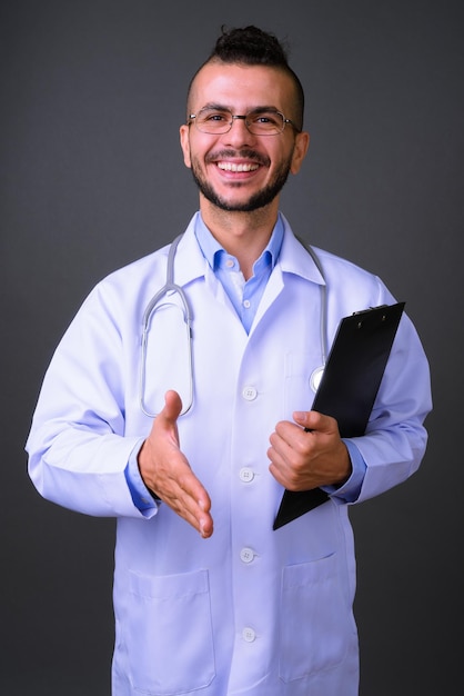 Foto retrato de un joven sonriente