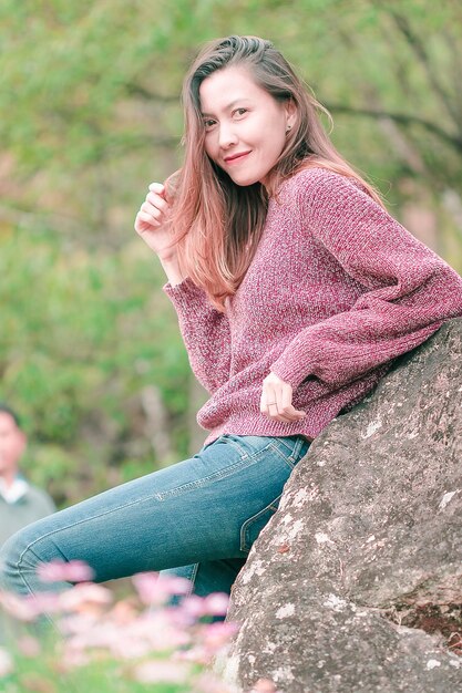 Foto retrato de una joven sonriente