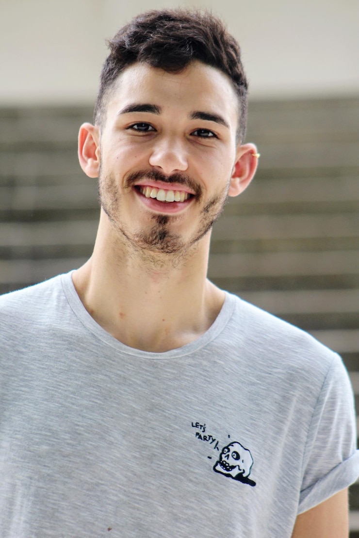 Foto retrato de un joven sonriente