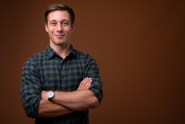 Retrato de un joven sonriente