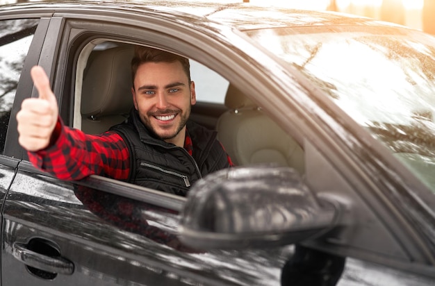 Retrato de un joven sonriente