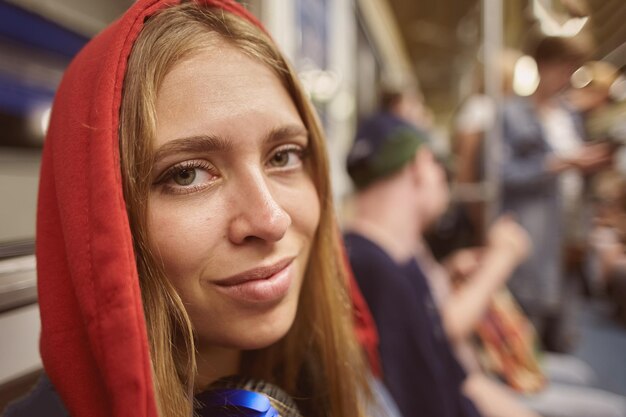 Foto retrato de una joven sonriente