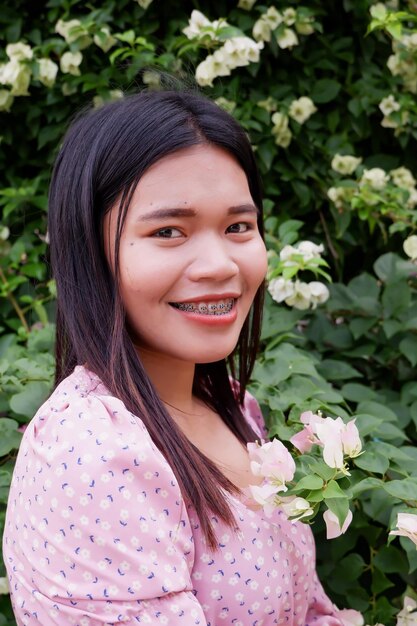 Foto retrato de una joven sonriente