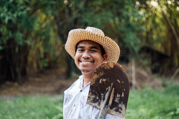 Retrato de un joven sonriente