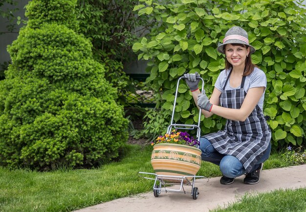 Foto retrato de una joven sonriente