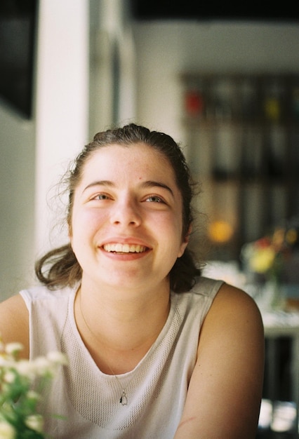 Retrato de una joven sonriente