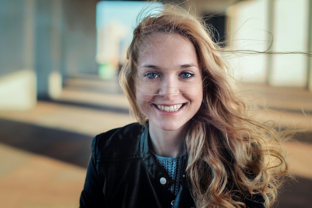 Retrato de un joven sonriente