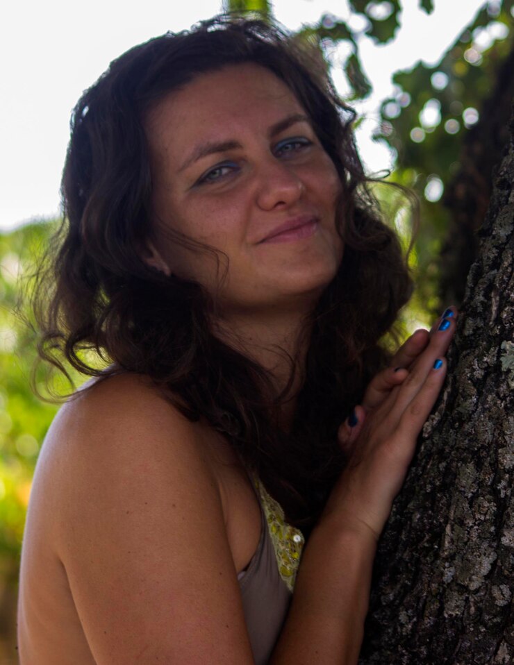 Foto retrato de una joven sonriente