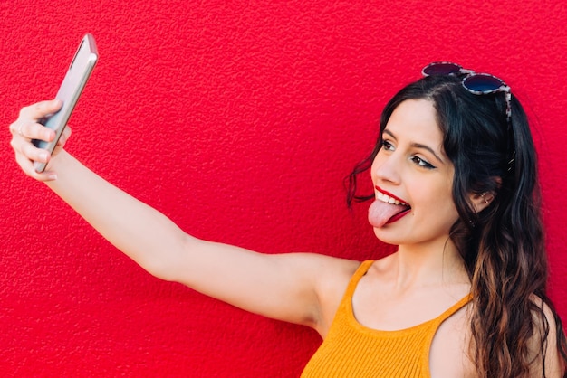 Foto retrato de una joven sonriente