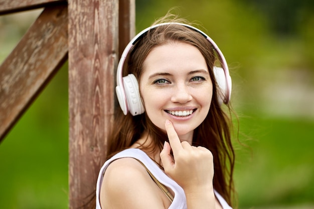 Foto retrato de una joven sonriente