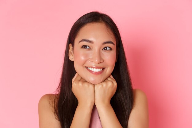 Foto retrato de una joven sonriente