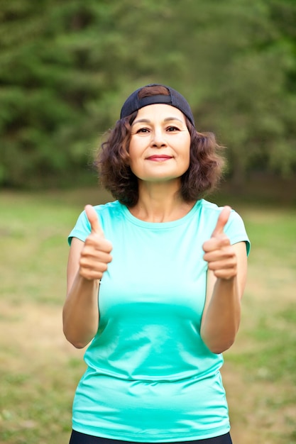 Foto retrato de una joven sonriente