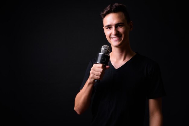 Foto retrato de un joven sonriente