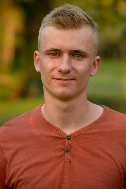 Retrato de un joven sonriente