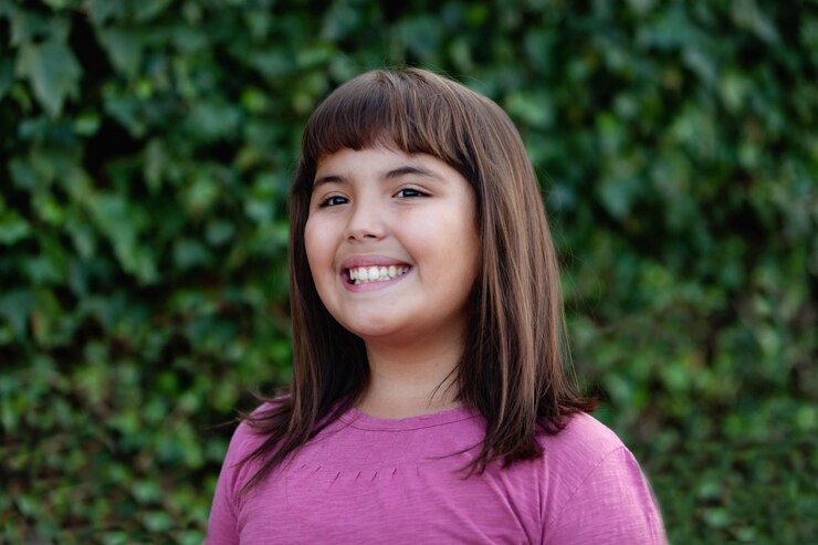 Foto retrato de una joven sonriente