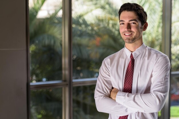 Foto retrato de un joven sonriente